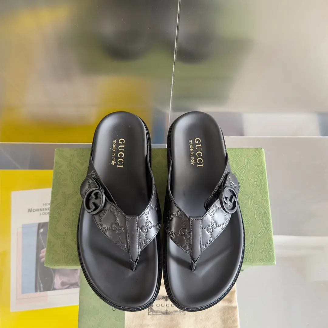 [G Home] Men's Men's Shoes💰: 300💰Size: 38-45 🆕2024Gucci Gucci Summer New Style Double G Presbyopia Flip-flops Cross Sandals Thick Sole Slippers Beach Shoes Original Purchase and Development Production G family's 2024 new summer dark horse items, fashion bloggers at home and abroad have put on the show, and it has become popular on social platforms at home and abroad. Fashionistas must pay for it, and they spend a lot of money to create ingenious craftsmanship and accurately restore every detail. Exquisite packaging at the delivery counter🛍📦 ▪️ Fabric: Original imported double G presbyopic leather ▪️ Lining: Original imported leather ▪️ Sole: Original open molded T men's shoes 💰U outsole ▪️ Bottom thickness: 3CM
